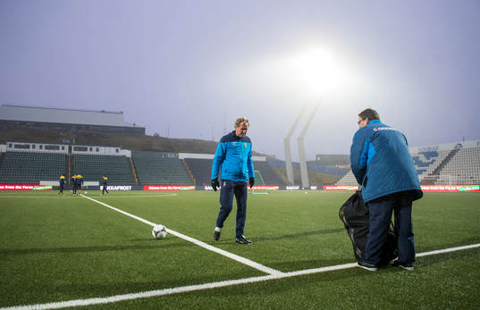 Sverige tränare på Tórsvöllur Stadion. Erik Hamrén,