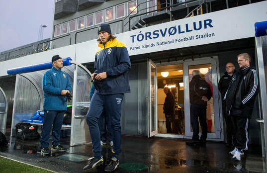 Sverige tränare på Tórsvöllur Stadion. Jonas Olsson