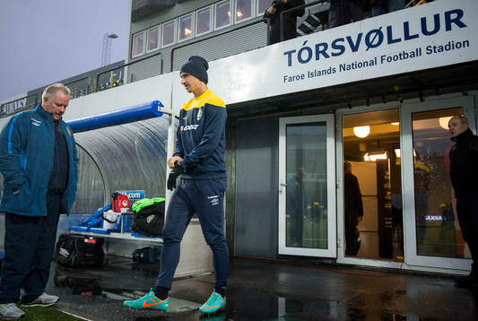 Sverige tränare på Tórsvöllur Stadion. Zlatan