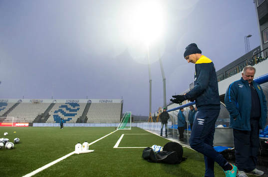 Sverige tränare på Tórsvöllur Stadion. Zlatan