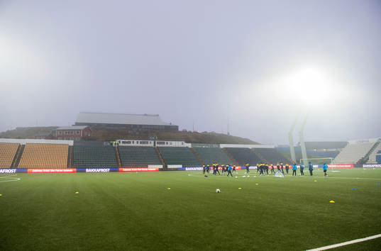 Sverige tränar på Tórsvöllur Stadion