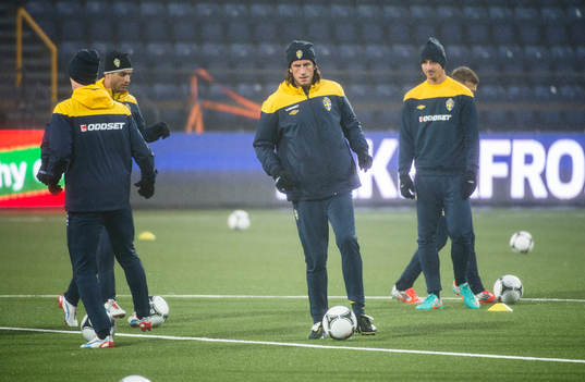 Sverige tränar på Tórsvöllur Stadion. Jonas Olsson