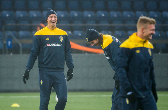 Sverige tränar på Tórsvöllur Stadion. Zlatan