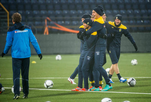 Sverige tränar på Tórsvöllur Stadion. Zlatan