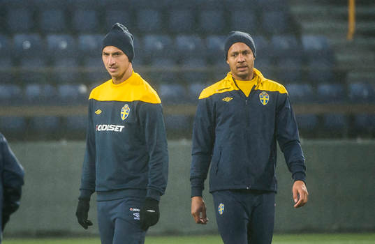 Sverige tränar på Tórsvöllur Stadion. Zlatan