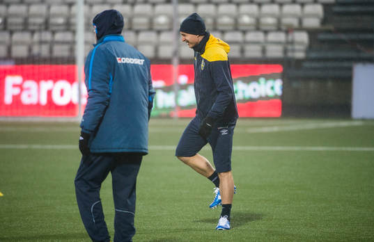 Sverige tränar på Tórsvöllur Stadion. Kim Källström