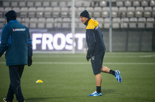 Sverige tr tränar änare på Tórsvöllur Stadion. Kim
