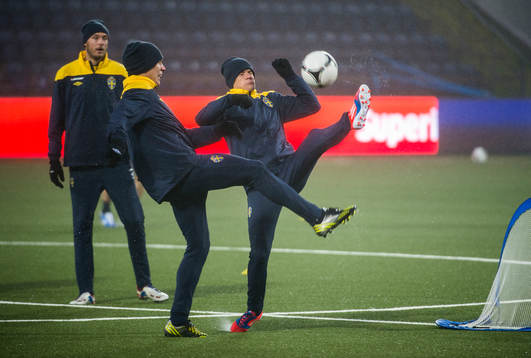 Sverige tränar på Tórsvöllur Stadion. Pontus Wernbloom