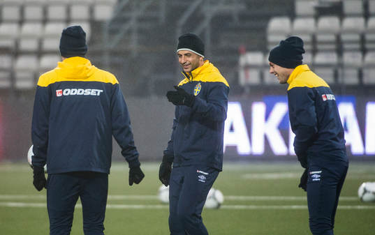 Sverige tränar på Tórsvöllur Stadion. Behrang Safari