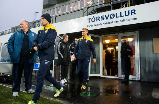 Sverige tränare på Tórsvöllur Stadion. Sebastian