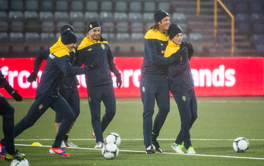 Sverige tränare på Tórsvöllur Stadion. Jonas Olsson och