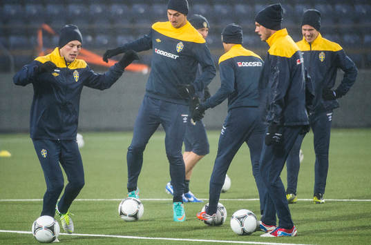 Sverige tränare på Tórsvöllur Stadion. Sebastian