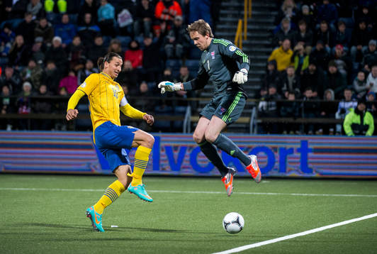 Zlatan Ibrahimovic, Sverige sparkar ned bollen