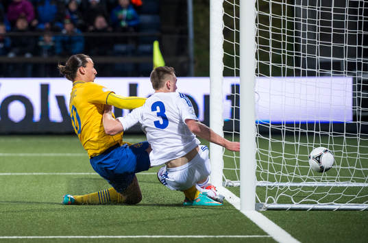 Zlatan Ibrahimovic, Sverige sparkar ned bollen