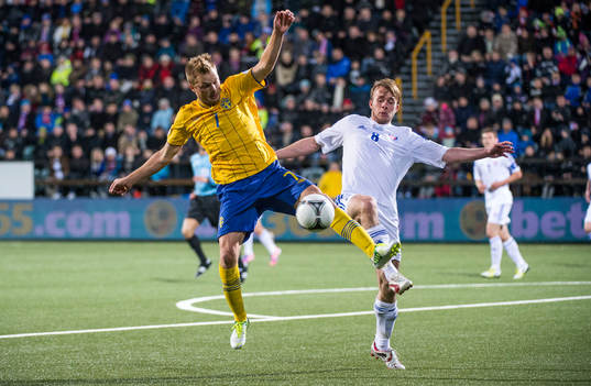 Sebastian Larsson, Sverige och Simun Samuelsen, Färöarna