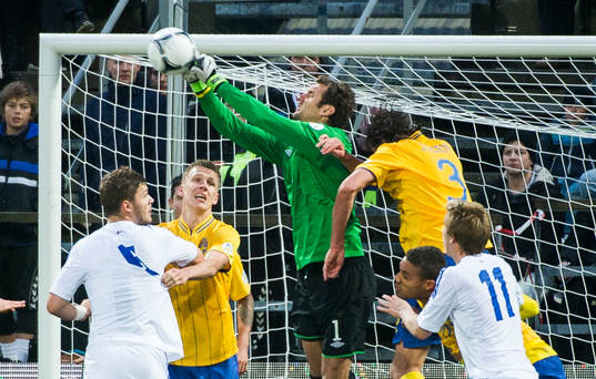 Andreas Isaksson, målvakt rensar undan