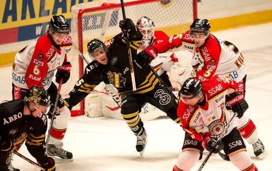 Oscar Steen, AIK tacklas av Lukas Kilström (5) och Daniel