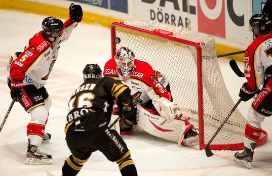 Nicklas Jensen, AIK gör 2-0 målet bakom Johan Gustafsson,