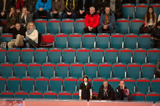 Tomma läktare på Hovet denna eftermiddag