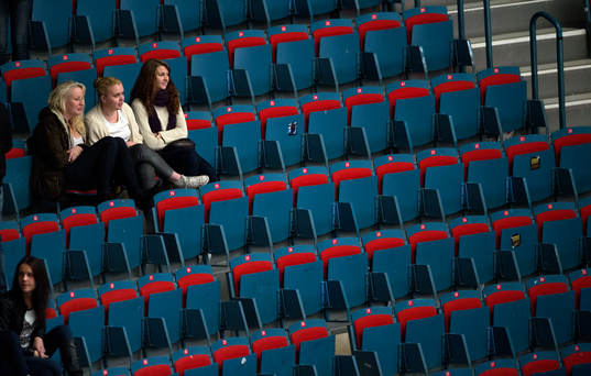 Tomma läktare på Hovet denna eftermiddag