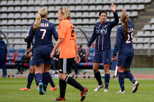 Kosovare ASLLANI, Joie Linda BRESONIK,  PSG jublar