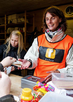 Publiken köper fika i kiosken i halvtid