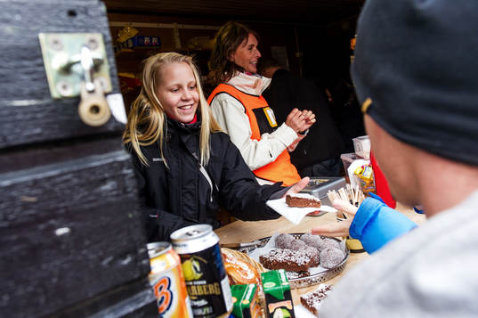Publiken köper fika i Kiosken i halvtid