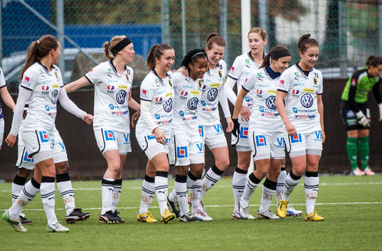 Ogonna Chukwudi, Umeå, gratuleras av sina lagkamreten