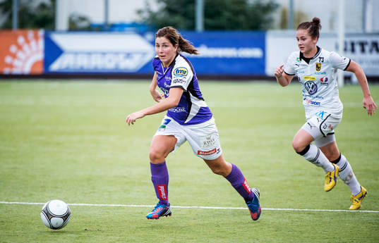 Elin Carlsson, Jitex, springer med bollen