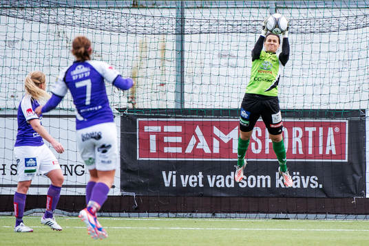 Minna Meriluoto, målvakt, Jitex, hoppar upp för att ta