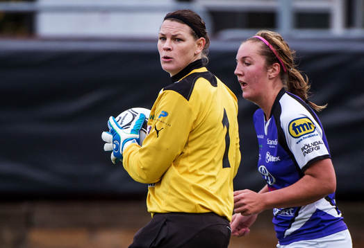 Caroline Jönsson, målvakt Umeå, letar