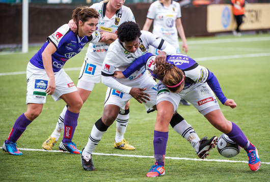 Rita Chikwelu, Umeå, trycker ner Elin Sandgren, Jitex, i