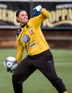 Caroline Jönsson, målvakt Umeå, kastar ut bollen