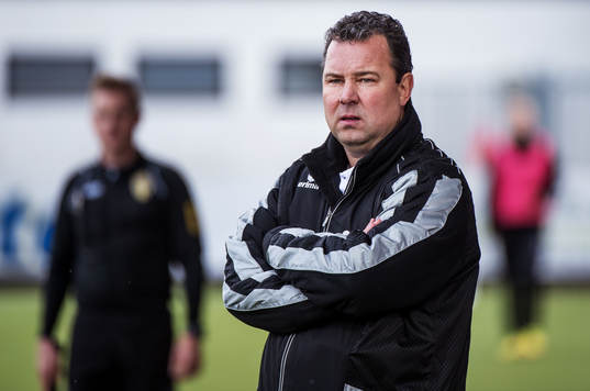Stefan Rehn, tränare, Jitex, tittar ut över planen