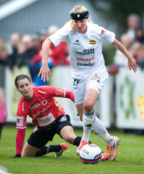2-målsskytten Kirsten van de Ven, Tyresö och Julia Molin,