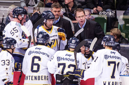 Ulf Dahlén, tränare HV71, tar timeout för att prata med