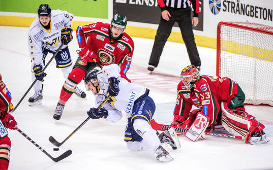 Jesper Fasth, HV71, faller med lyckas ändå passa pucken
