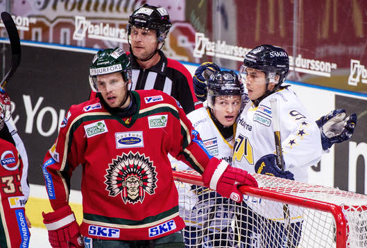 Rhett Rakhshani, HV71, gratuleras av Jason Krog, HV71