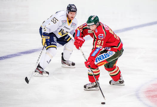 Daniel Fernholm, HV71, försvarar mot Matt Duchene,