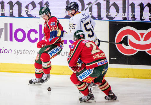 Nicklas Lasu, Frölunda, försöker sparka pucken till