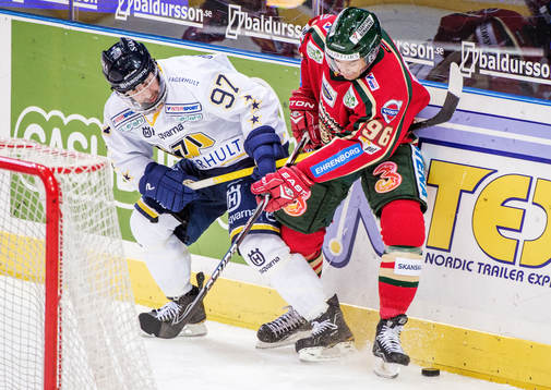 Kamp om pucken mellan Per Ledin, HV71, och Fabian