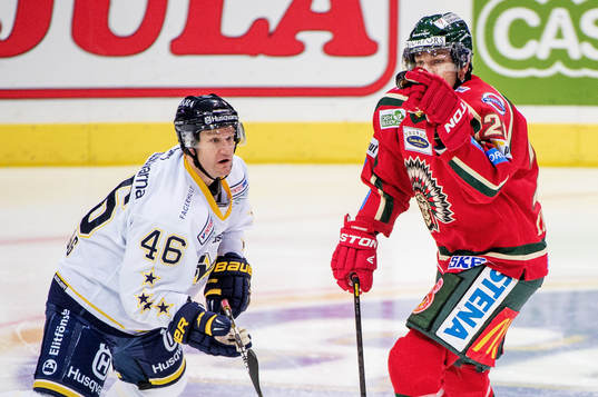 Joel Lundqvist, Frölunda, plockar med pucken med handen