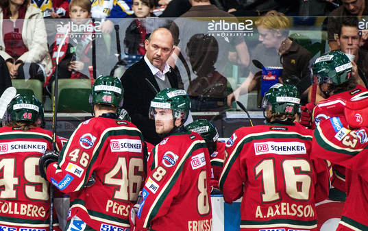 Kent Johansson, tränare Frölunda, går omkring i båset