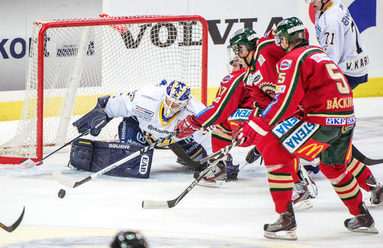 Jari Tolsa, Frölunda, försöker få skuta men tappar
