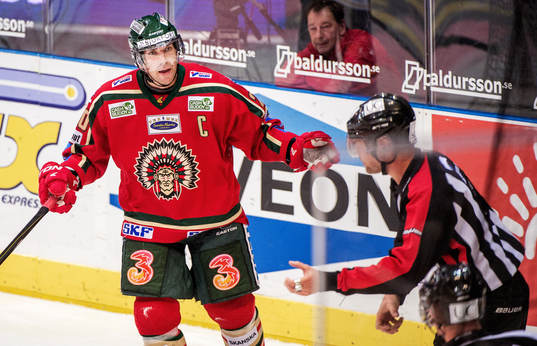 Joel Lundqvist, Frölunda, är missnöjd med ett domslut