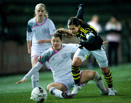 Hanna Folkesson, AIK, mot 3-målsskytten Ramona Bachmann,