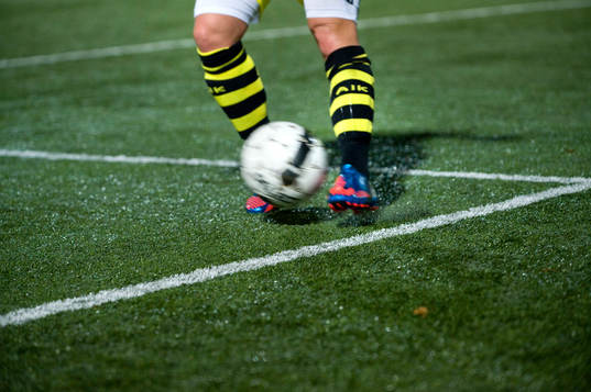 Fotboll, gräs, konstgräs, fot, fötter, fotbollsskor,