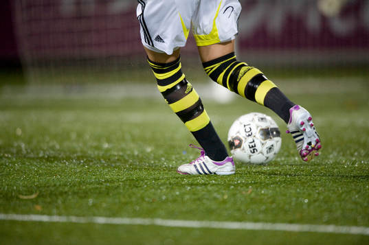 Fotboll, gräs, konstgräs, fot, fötter, fotbollsskor,
