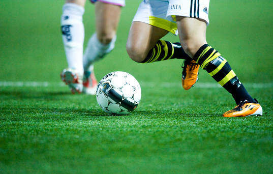 Fotboll, gräs, konstgräs, fot, fötter, fotbollsskor,