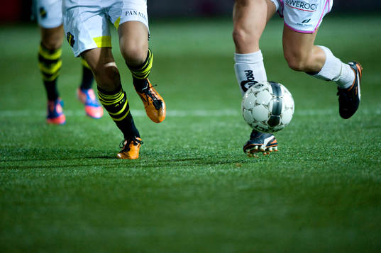 Fotboll, gräs, konstgräs, fot, fötter, fotbollsskor,